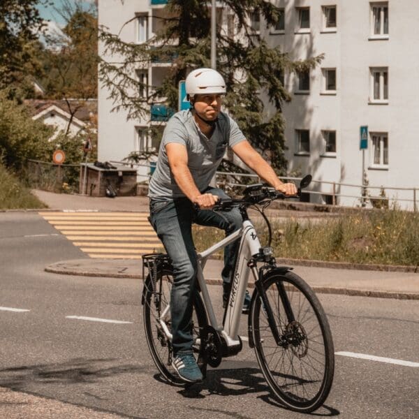 Classic, Mann fährt Berg hoch Classic, Mann fährt Berg hoch