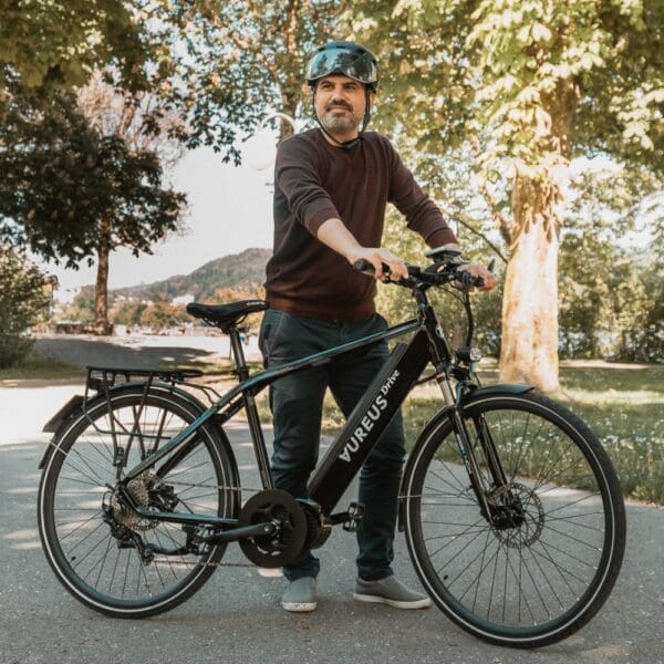 Classic, Mann präsentiert Bike Classic, Mann präsentiert Bike