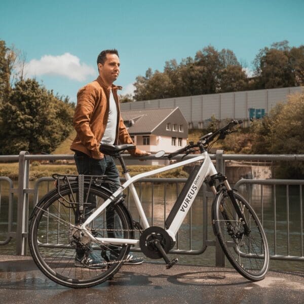 Classic, Mann präsentiert Bike am Fluss Classic, Mann präsentiert Bike am Fluss