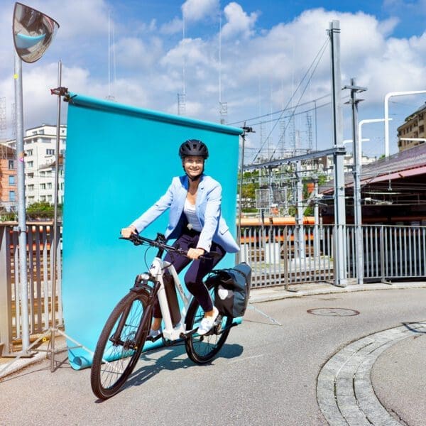 Power, Frau am Bahnuntergang Eine Frau mit ihrem Power45 E-Bike von AureusDrive, die durch die Stadt Luzern fährt.