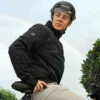 Mann trägt komfortable H+ Sicherheitsjacke mit Poster an Rücken, Schulter und Ellbogen. Passender Begleiter für den E-Bike Alltag.