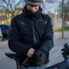 Mann trägt komfortable H+ Sicherheitsjacke mit Poster an Rücken, Schulter und Ellbogen. Passender Begleiter für den E-Bike Alltag.