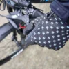 H+ E-Bike Handschuhe aus warm haltendem Neopren.
