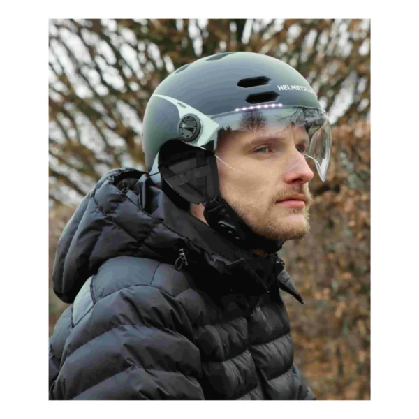 Hplus Fahrradhelm Phenix schwarz Moodbild 1 Multifunktionaler E-Bike Helm mit Visier in Schwarz. Der Helm bietet neben Front- und Rücklichter ein Infotaiment