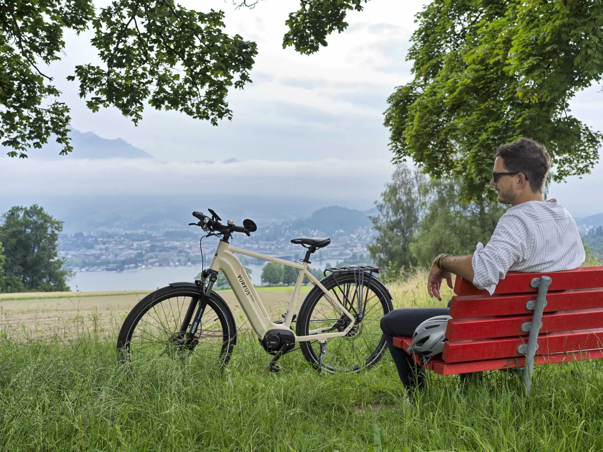 Homme dans un environnement rural profitant des environs avec le DailyDrive.