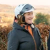 Frau trägt den Phenix E-Bike Helm mit transparentem Visier in Weiss. 