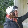 Frau trägt den Phenix E-Bike Helm mit Visier in Weiss. 