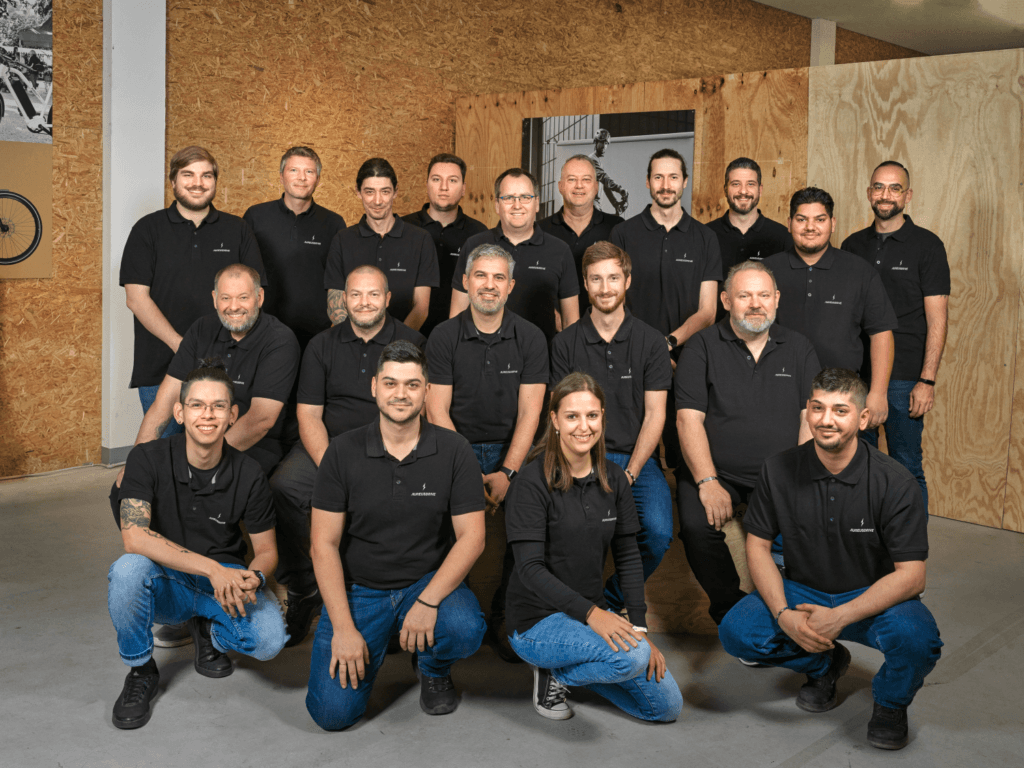 AureusDrive Teamfoto in schwarzem Poloshirt.