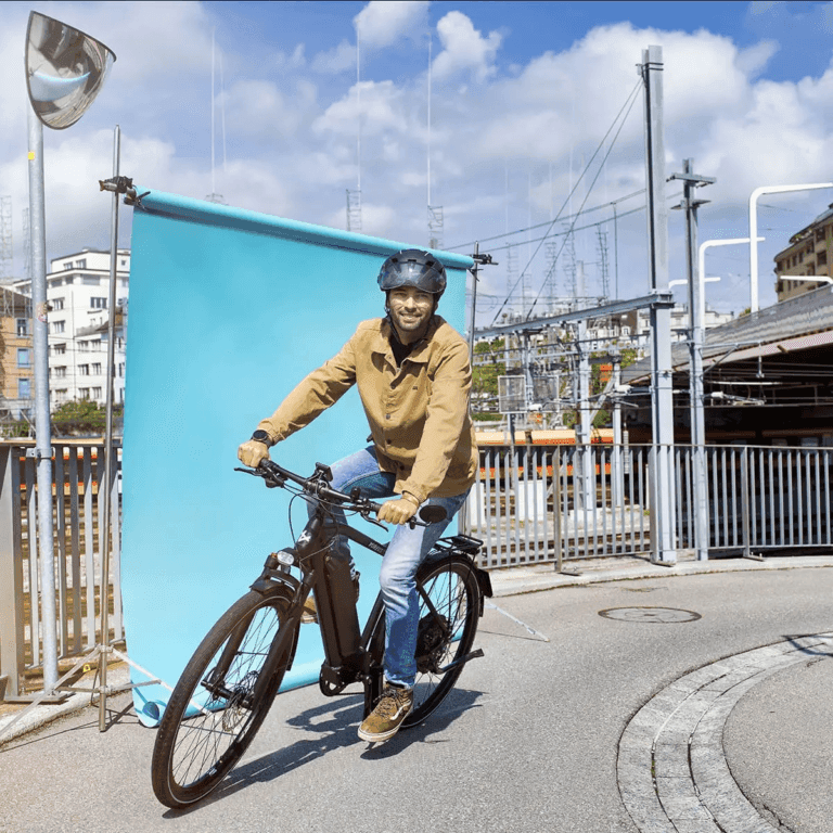 Schwarzes AureusDrive Power45 E-Bike Modell mit hohem Einstieg in Action neben dem Bahnhof Luzern.