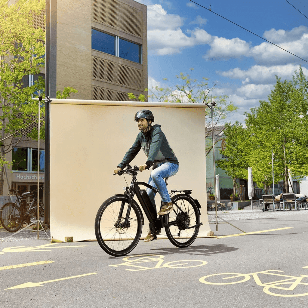 Schwarzes AureusDrive Power45 E-Bike Modell mit hohem Einstieg vor der Hochschule Luzern.