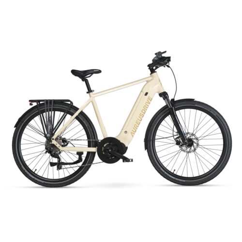 AureusDrive DailyDrive E-Bike Sandfarbe mit hohem Einstieg und Kettenantrieb, integriertem Akku, Federgabel und Gepäckträger – urbanes Elektrofahrrad für Pendler.